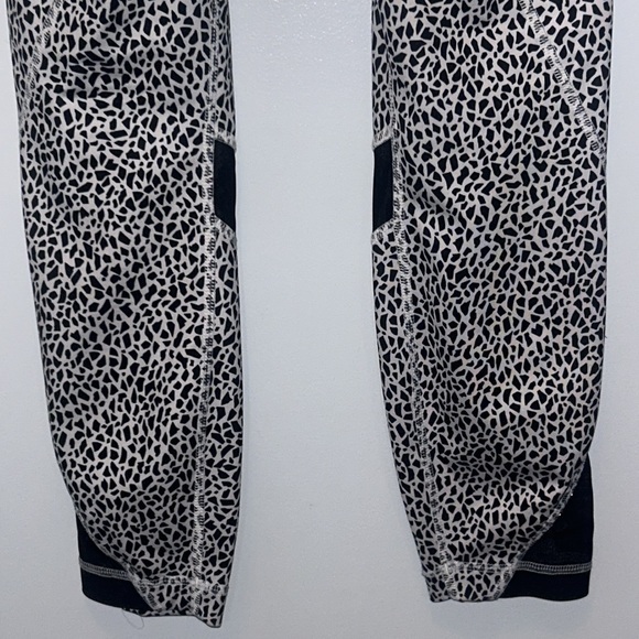 LULULEMON Inspire Tight II Leggings in Miss Mosaic White &‎ Black Size 4 - Picture 10 of 11